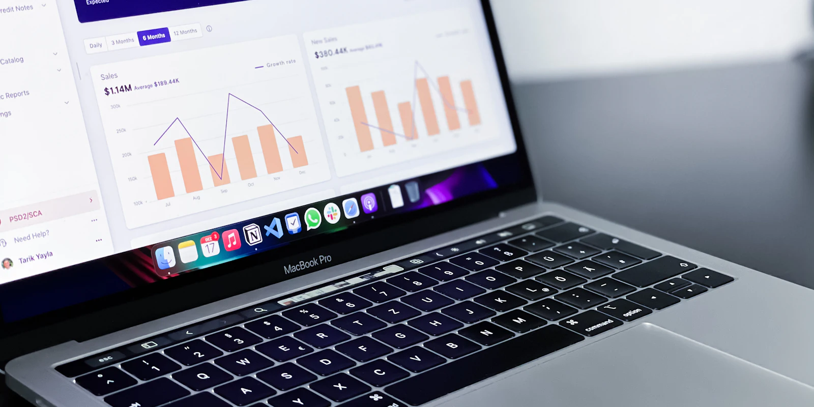 Notebook s webovou aplikací a grafy na obrazovce.
