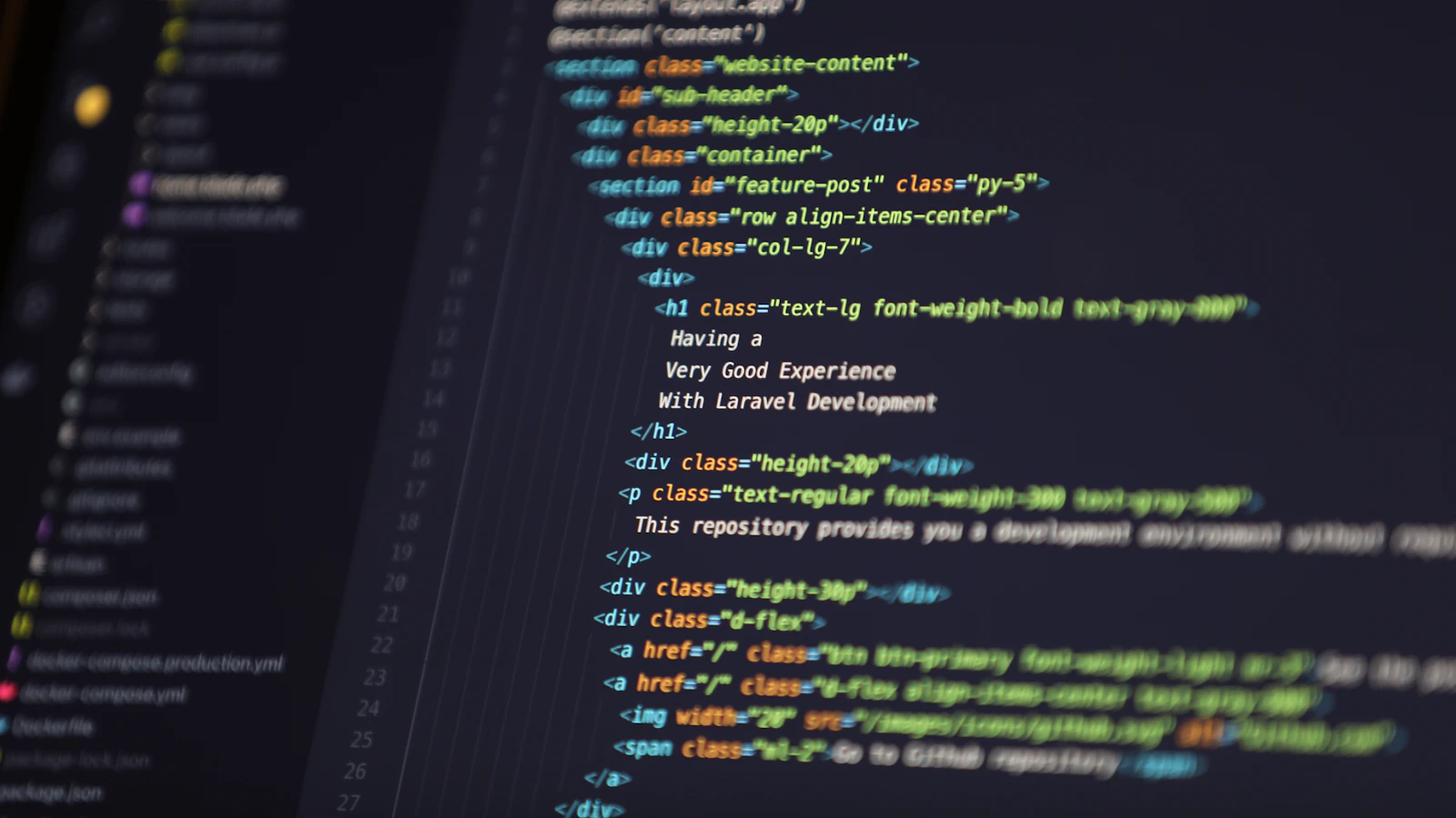 Editor kódu na tmavé obrazovce s HTML komponentami webové stránky.